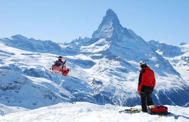 Ein Rettungsheli der Air Zermatt im Anflug.